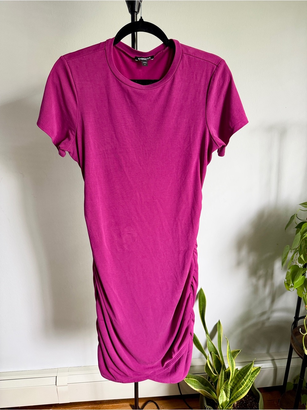 Express | Fuchsia Short-Sleeve Midi Dress with Side Ruching | Size M